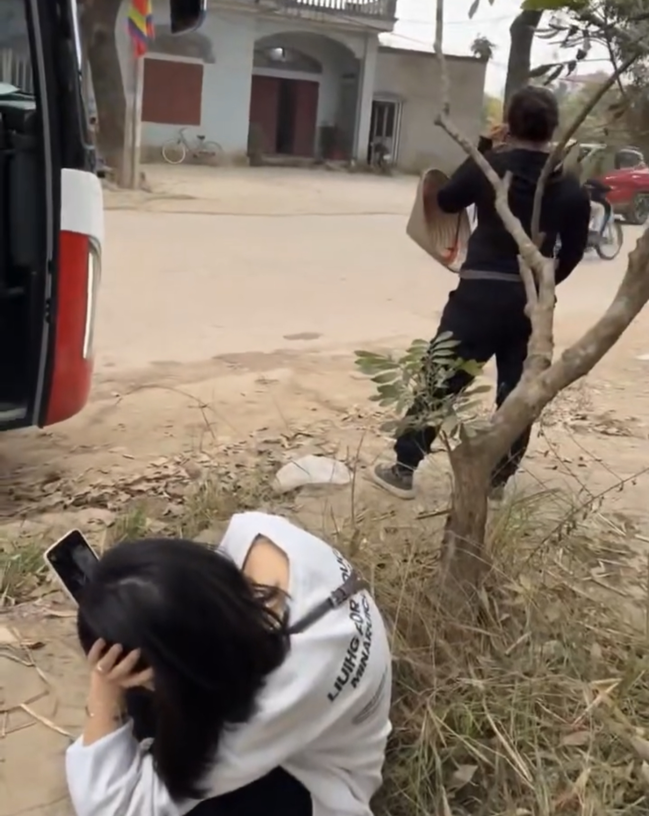 VIDEO TOÀN CẢNH SỰ VIỆC là bac trông xe gần Đền