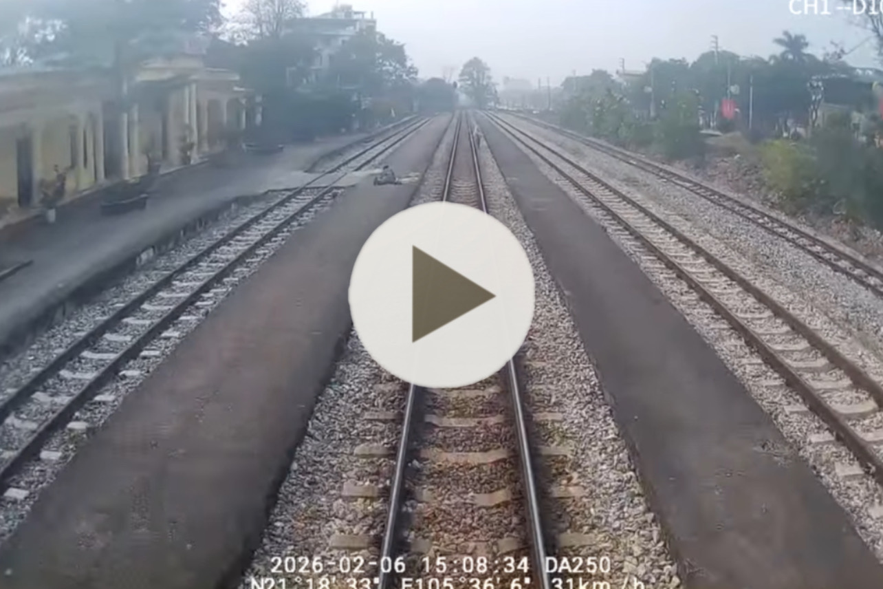 [VIDEO] PHÚ THỌ: NGƯỜI ĐÀN ÔNG THOA’T_NẠN TRONG GANG TẤC KHI CỐ ĐI BỘ QUA ĐƯỜNG TÀU