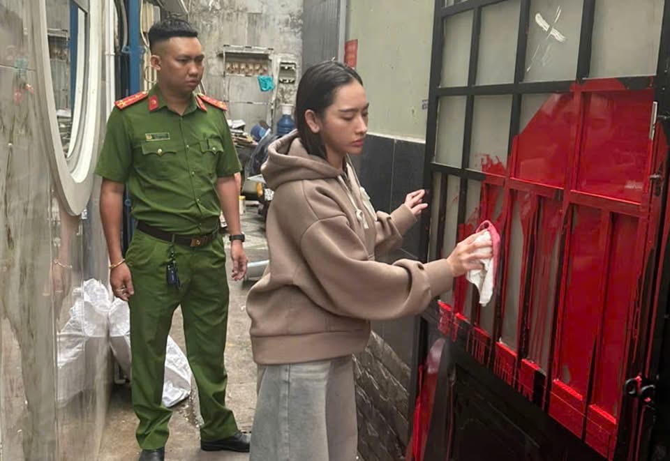 Cô gái bị bắt vì tạt sơn nhà người yêu cũ ở TP HCM