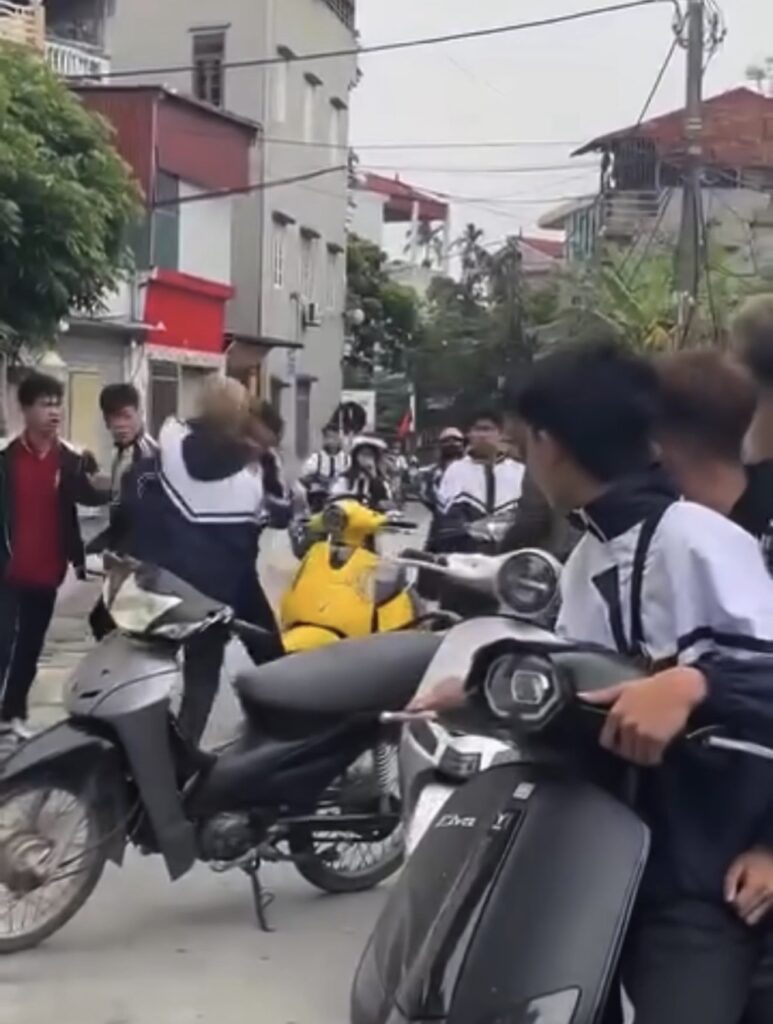 [vjdeo] Các thanh niên đi học về giao lưu võ thuật….