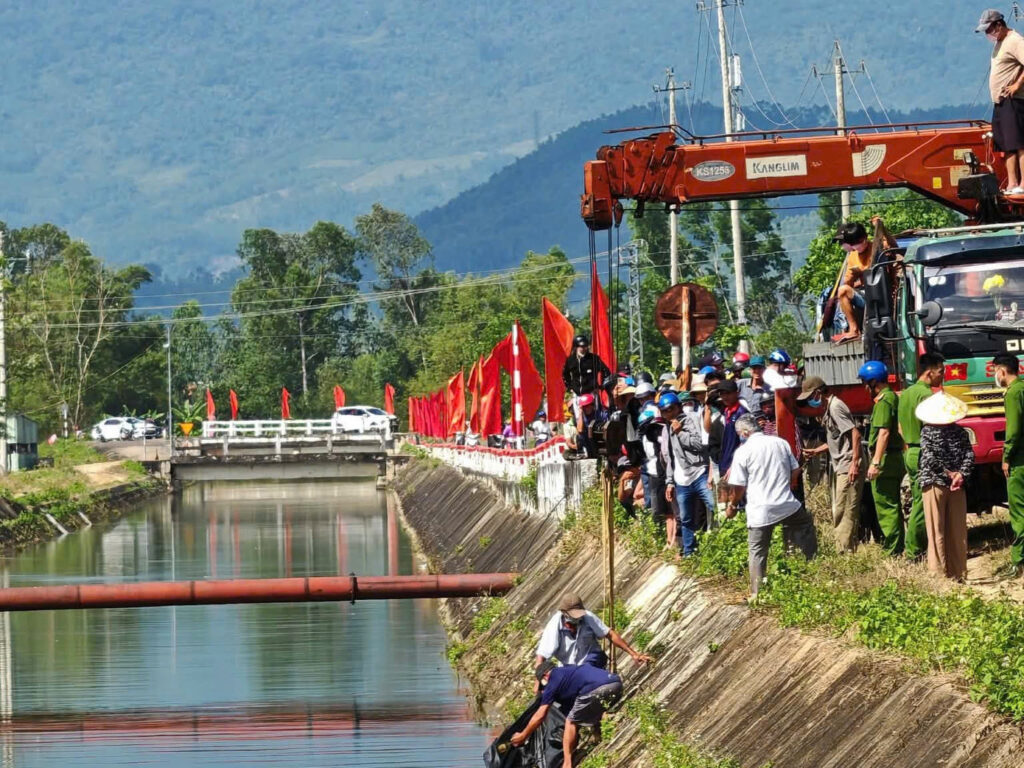 Phát hiện xe ô tô dưới kênh, cùng 2 th/i th/ể (1 nam, 1 n/ữ)