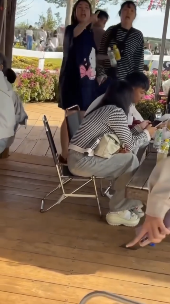 Vid – Vụ việc về cái nghế tại quán cà phê