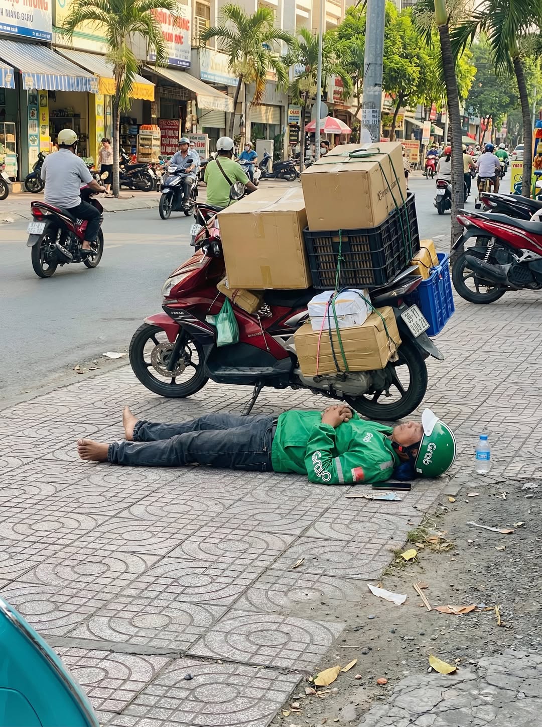 Thương cảm hình ảnh shipper ra đi mãi mãi g:ục bên xe máy chở đầy hàng cuối năm