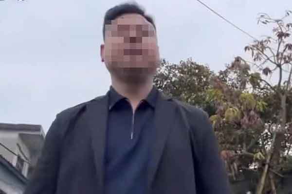 Danh tính chủ xe vụ ô tô đỗ chắn ngõ, điều thêm xe khác đến khóa đầu đuôi, ngô:ng nghê:nh tuyên bố “phạ-t 100tr cũng không sao, công an là bạn anh hết..’ khiến ai cũng số:c