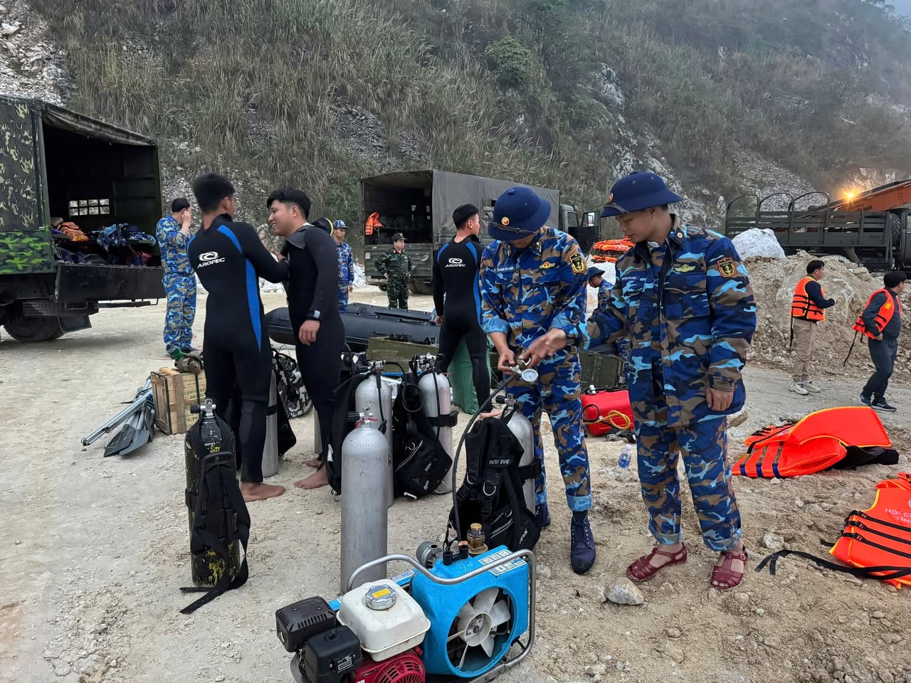 Đặc công Hải quân tìm thấy 1 thithe sinh năm 2015, hiện vẫn còn 5 người mất tích