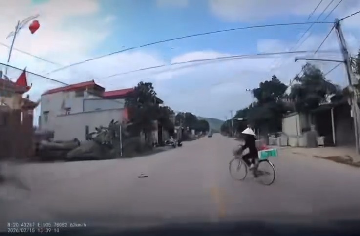 vjdeo chi tiết sự việc bác gái lớn tuổi sang đường bất ngờ