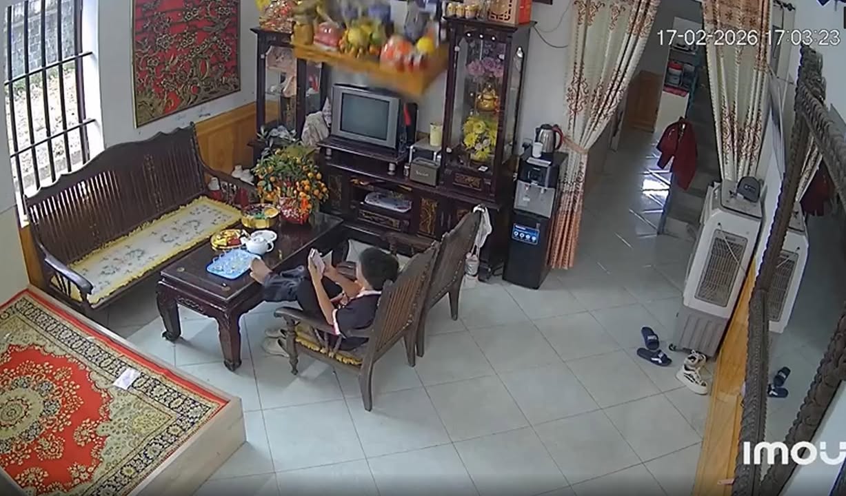Camera ghi lại cảnh bàn thờ đột ngột đổ sập ngày mùng 1 Tết, gia chủ ngồi ngay dưới thoát nạn thần kỳ