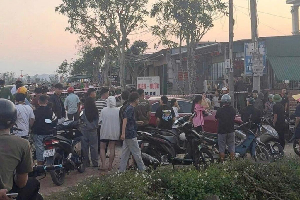 Người đàn ông b/ị đ/âm g/ục trước cửa nhà trong cuộc nh,ậu tất niên cuối năm