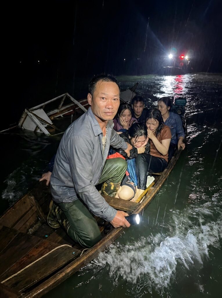 Chân dung Người đàn ông 1 mình l/ao vào đêm tối, cứu 6 người trong vụ l/ật t/àu trên hồ Thác Bà