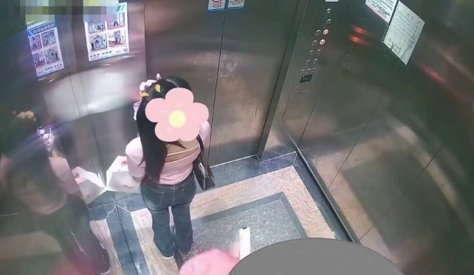 Chàng thanh niên có món quà bất ngờ tặng cô gái đi cùng thang máy khiến CĐM b:ó t:ay