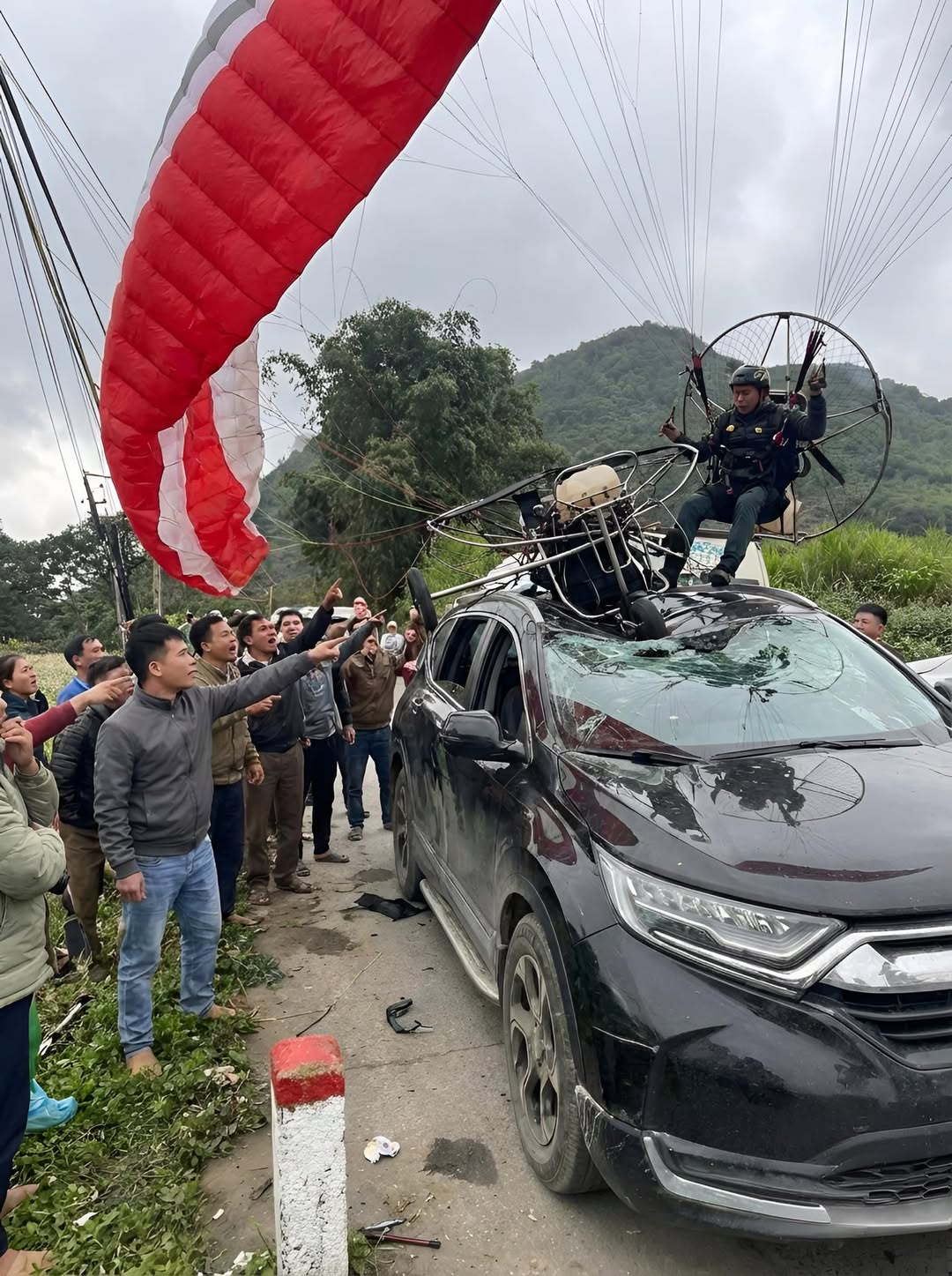 Dù lượn gặp s/ự c/ố tại Quản Bạ, r/ơi trúng ô tô làm v/ỡ kính chắn gió