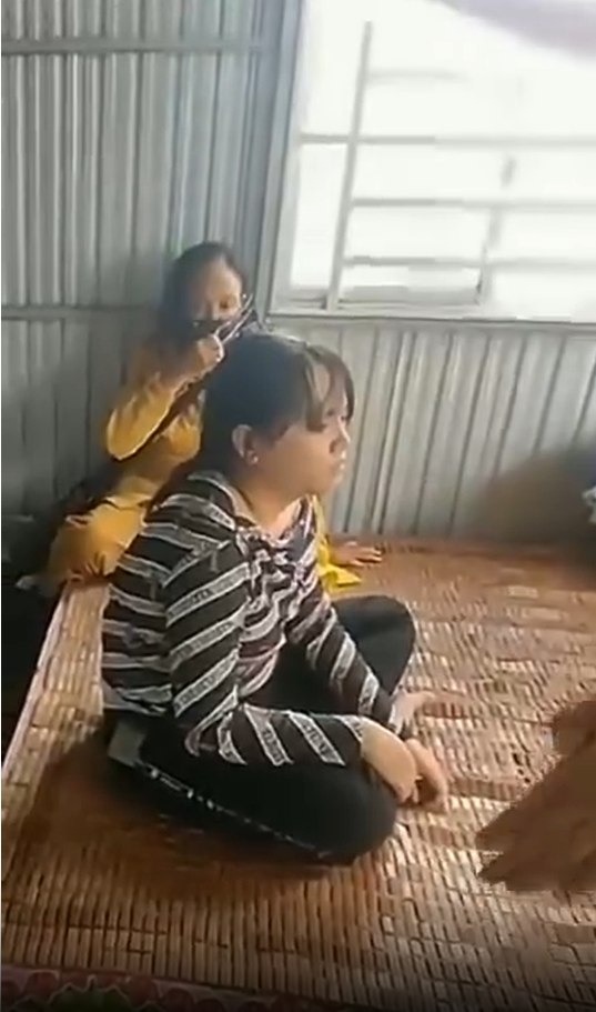 vjdeo ghi lại sự việc tr/ừ t/à cho con đầu xuân năm mới