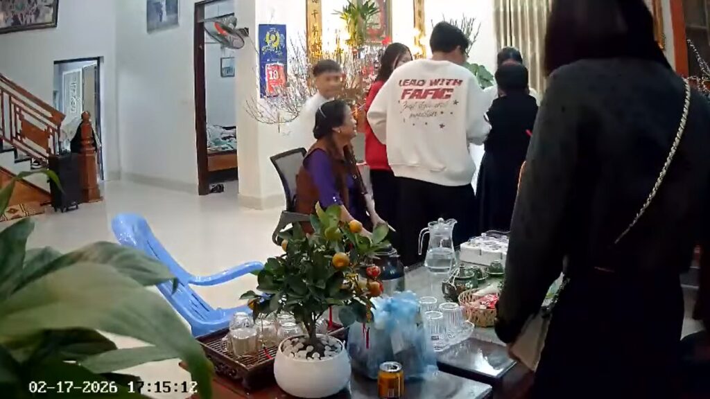 Mùng 1 Tết bà còn đang hạnh phúc, nhìn con cháu sum vầy thì chỉ vài phút sau…