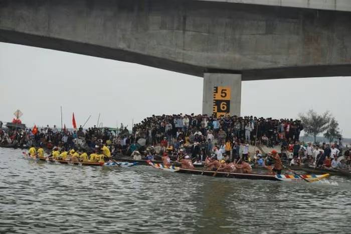 Người bố khóc nghẹn vì hai mẹ con l/ật th/uyền  th/ương t/âm tại lễ hội cầu ngư Huế