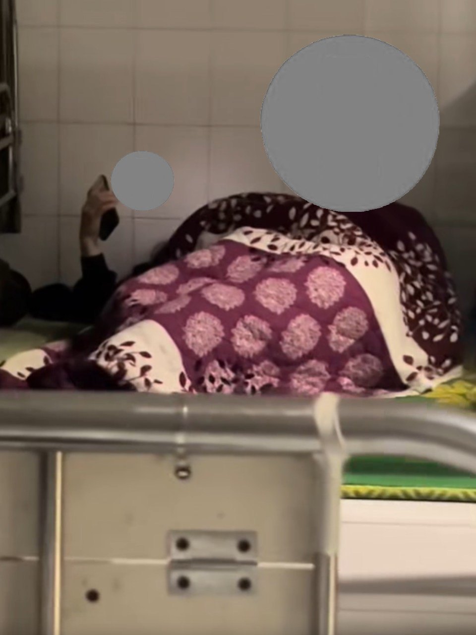 Đi chăm bệnh nhân mà cũng…đ/ẩy x/e b/ò dc luôn