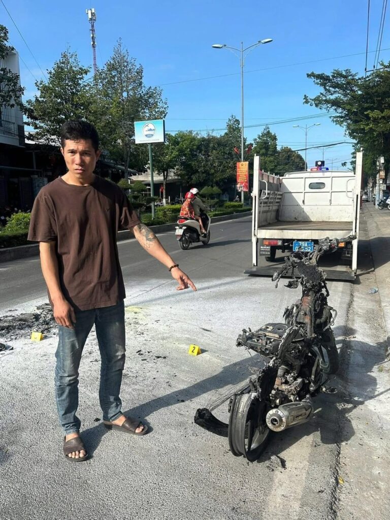 B/ị CSGT dừng xe kiểm tra vì chạy xe chở bạn gái không đội nón bảo hiểm, Thắng xuống xe ch/ống đ/ối và đ/ô’t luôn xe.