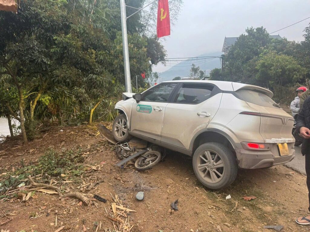 Ô tô ch:ạy l:ấn l:àn t/\ông thầy hiệu trưởng đi xe máy t/ử v/ong