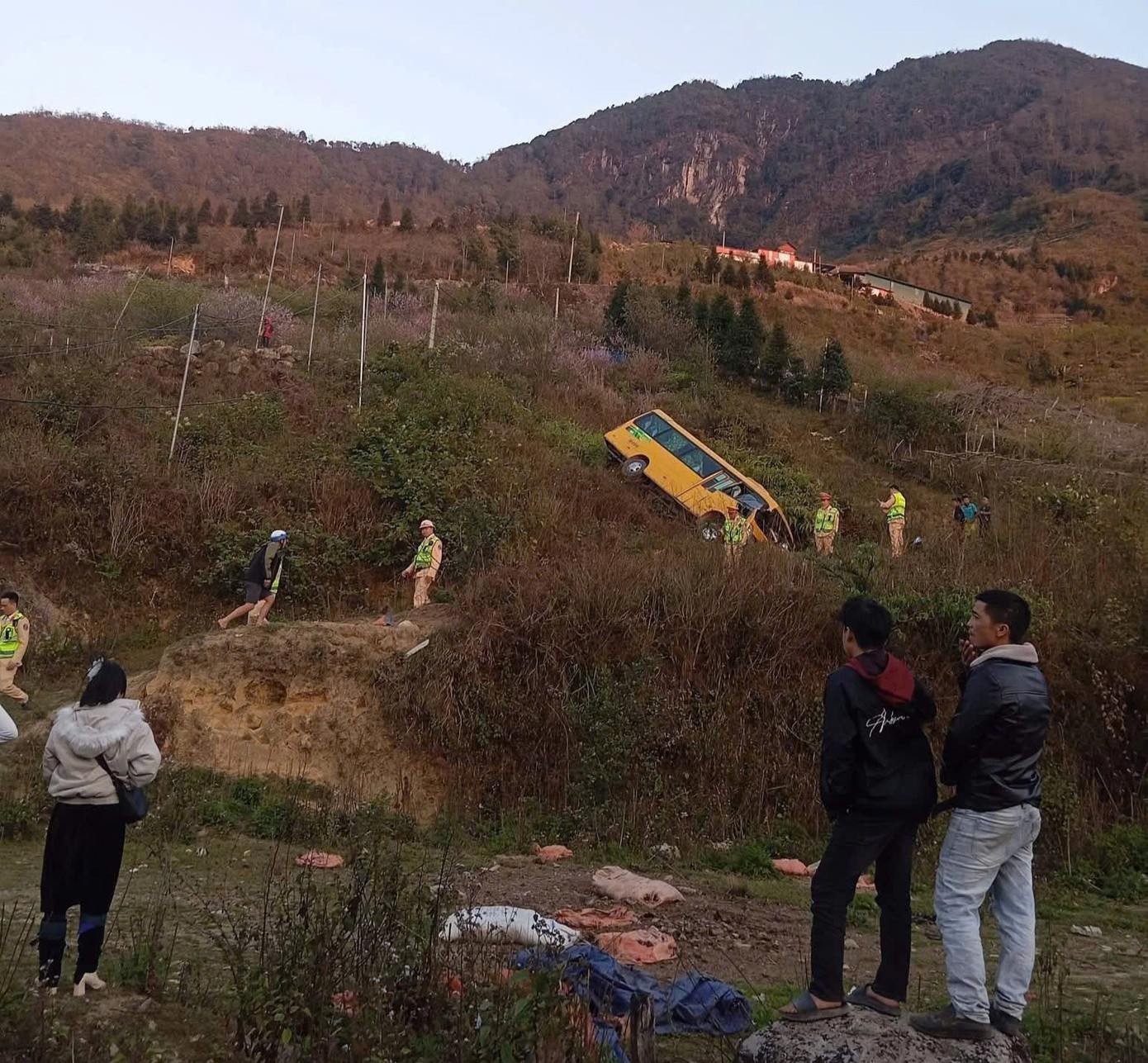 Xe 29 chỗ m/ất ph/anh l/ao xuống sườn đồi ở Sa Pa