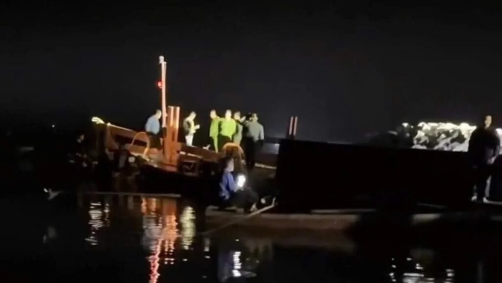 L/ật t/àu chở 22 khách trên hồ Thác Bà, 6 người m/ất t/ích