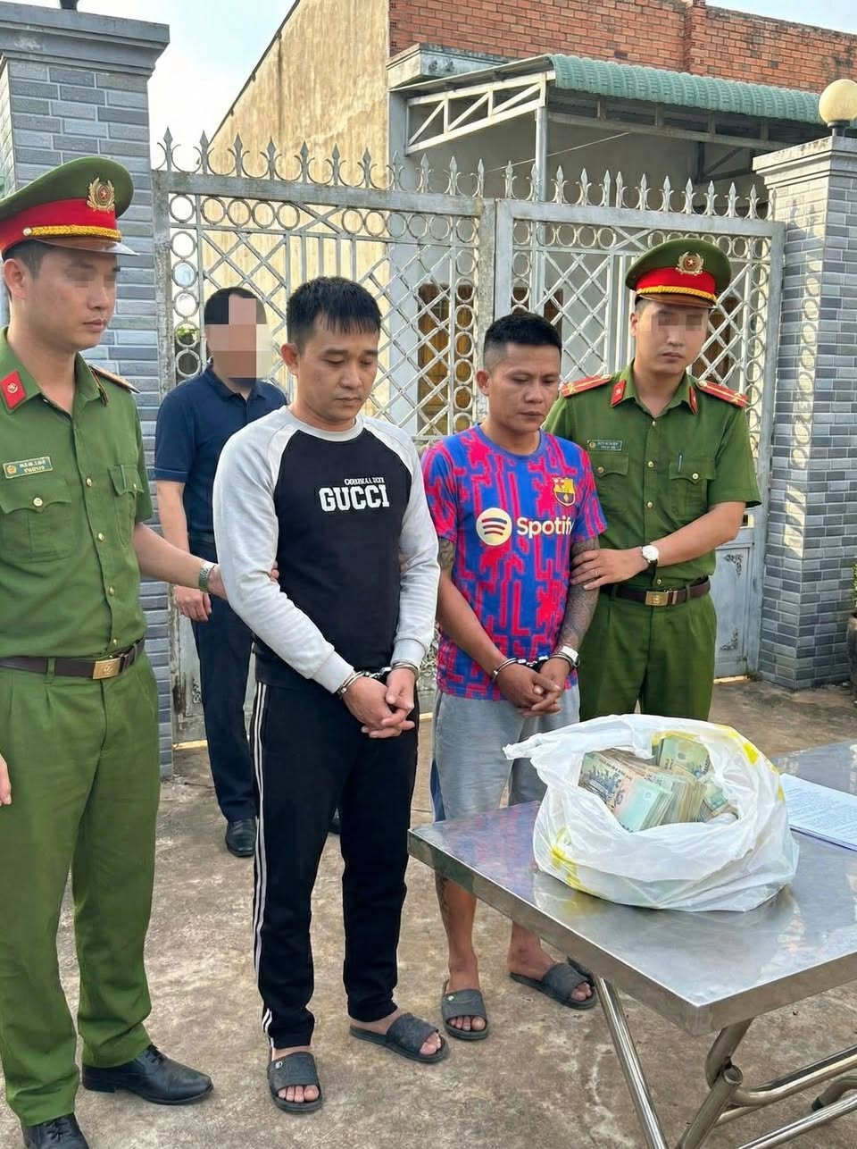 Lộ diện kẻ cầm đầu vụ cướp ngân hàng ở Gia Lai: Mang s.ú.n.g AK, có nhiều đàn em sẵn sàng chống trả