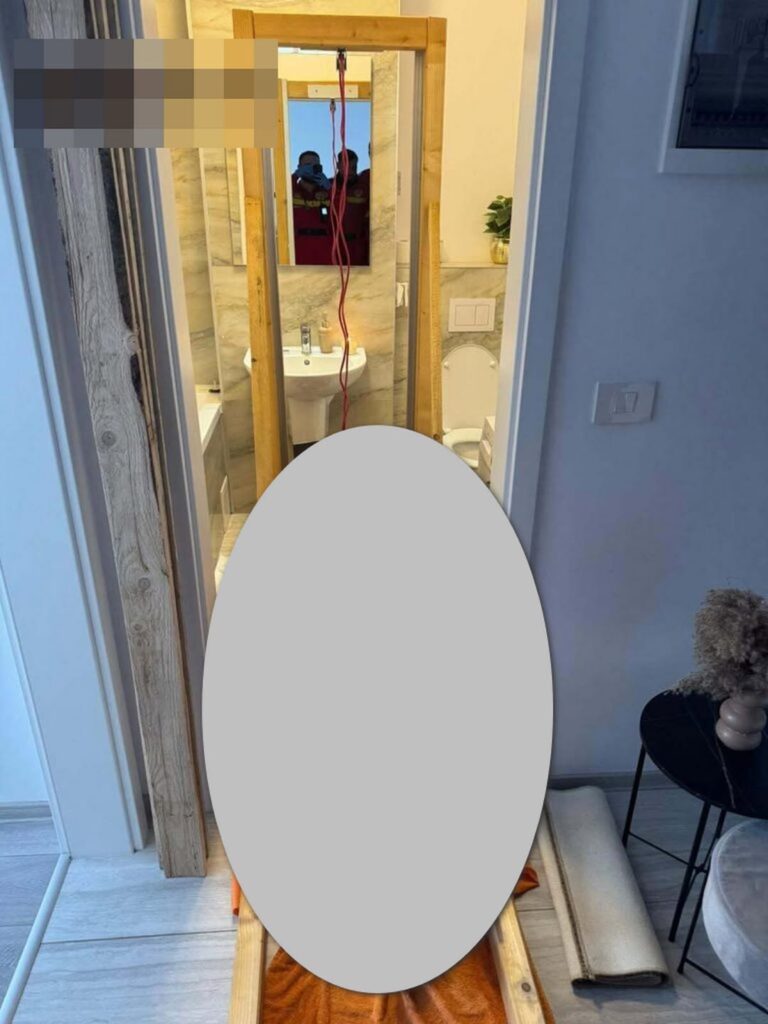 Camera ghi lại cảnh người đàn ông phục chế chiếc máy thời trung cổ