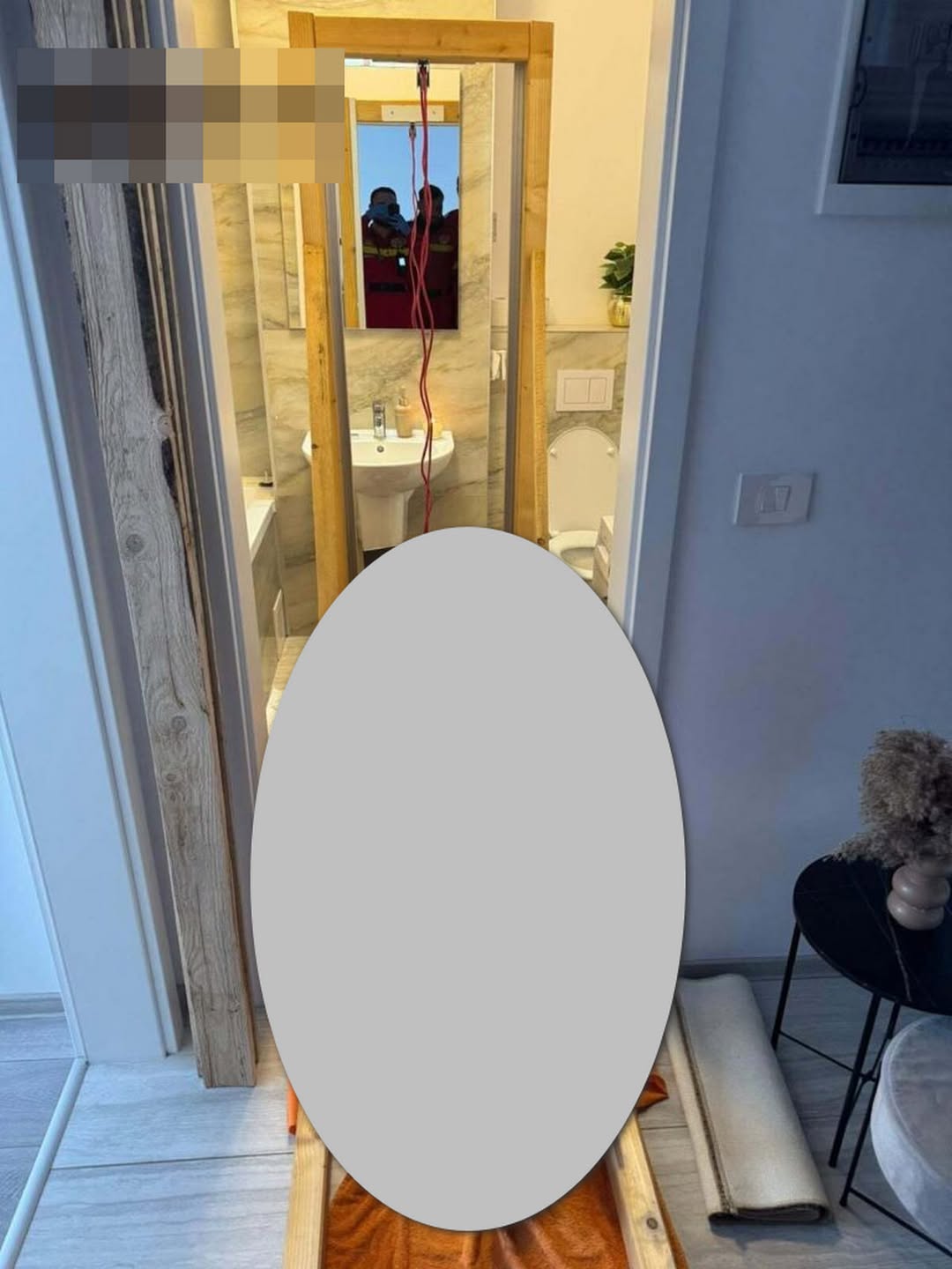 Camera ghi lại cảnh người đàn ông phục chế chiếc máy thời trung cổ