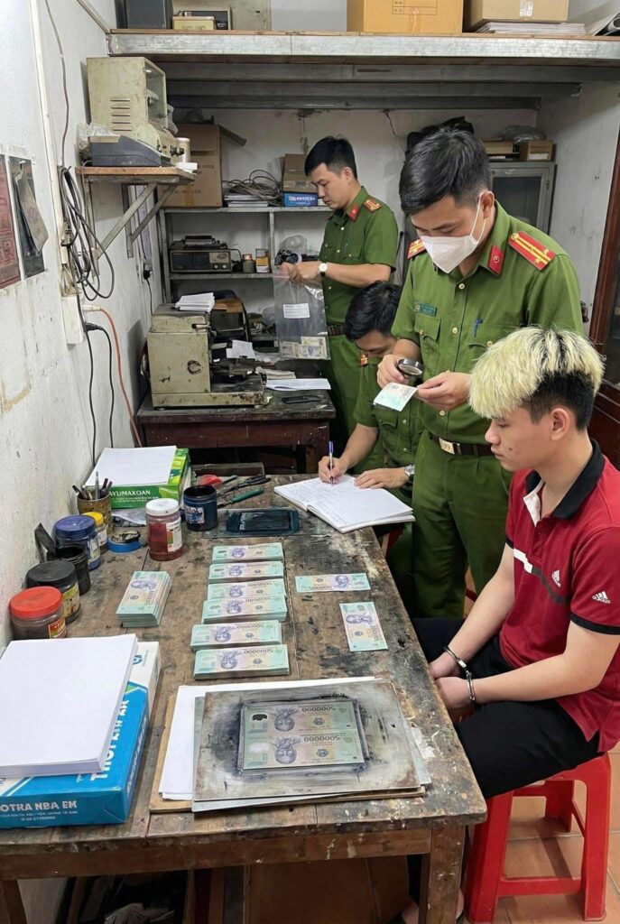 S:ợ chưa: B;ắt quả t;ang đối tượng sinh năm 2010 tự sản xuất tiền giả đem đi bán
