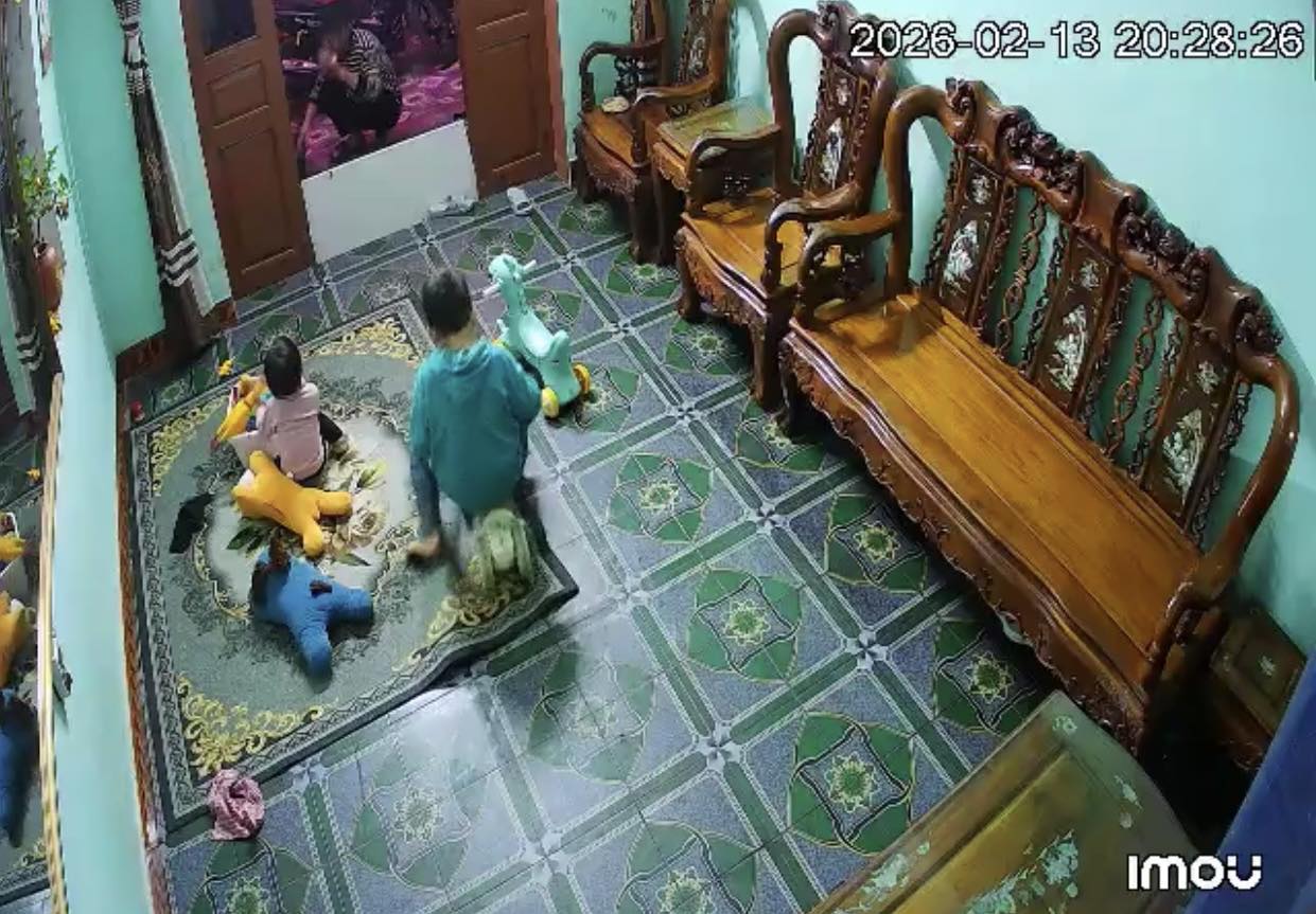 Hàng xóm gửi anh sang nhờ trông em hộ và cái k/ết