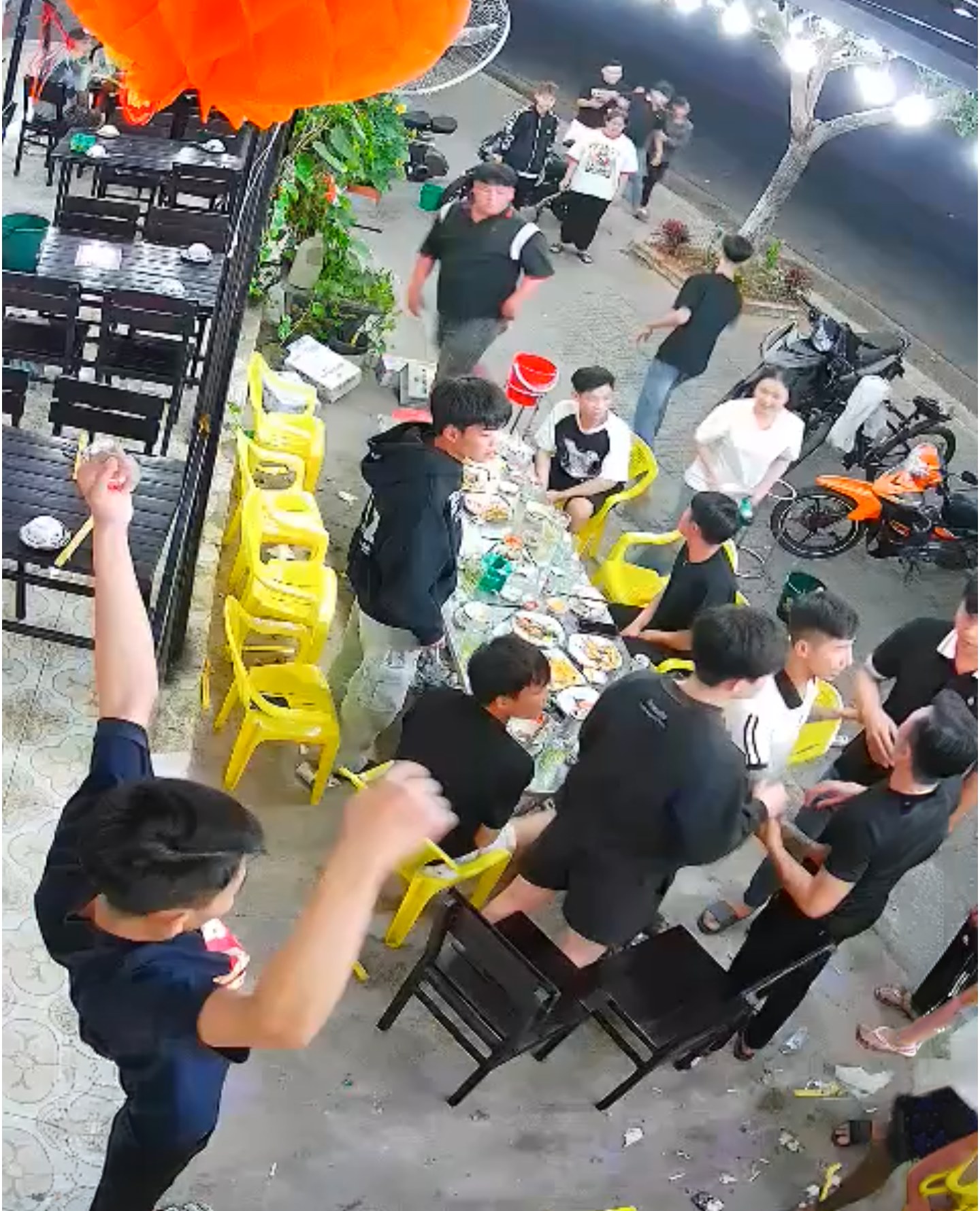 vjdeo k:inh kh:ủng ghi lại toàn cảnh vụ việc tại quán bia