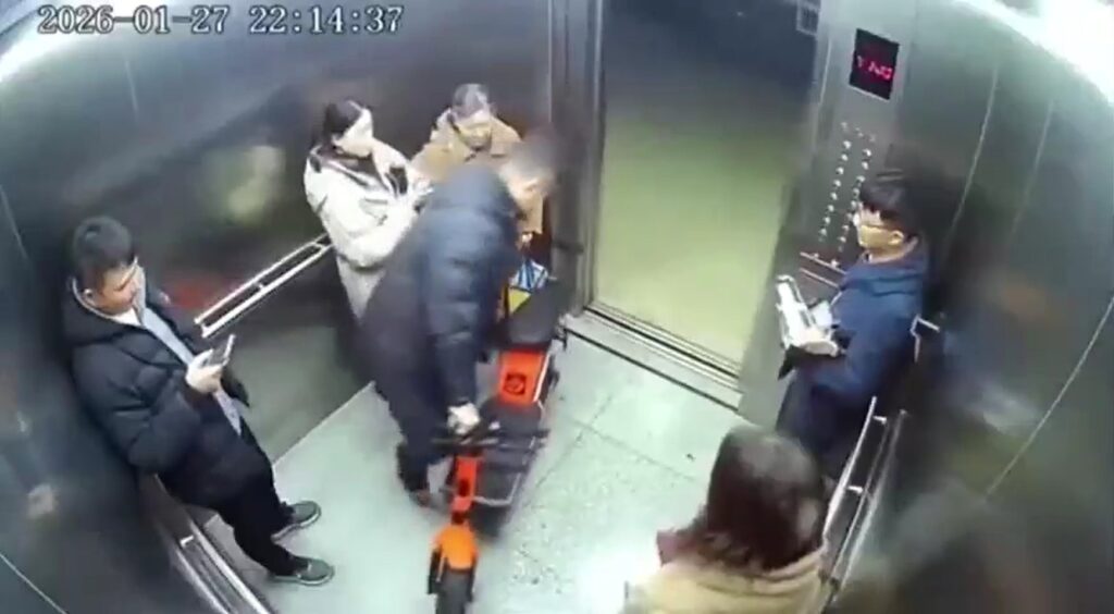 Xe điện ph/át n/ổ khi đưa vào thang máy