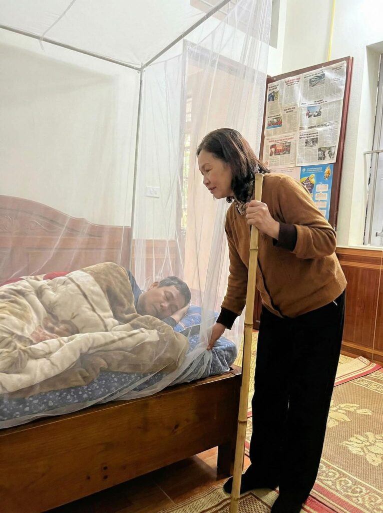 XÓT XA: Ông mất lúc 8 giờ tối. Bà không hay biết. Thấy ông nằm yên, bà còn lần lại gần giường, khe khẽ hỏi