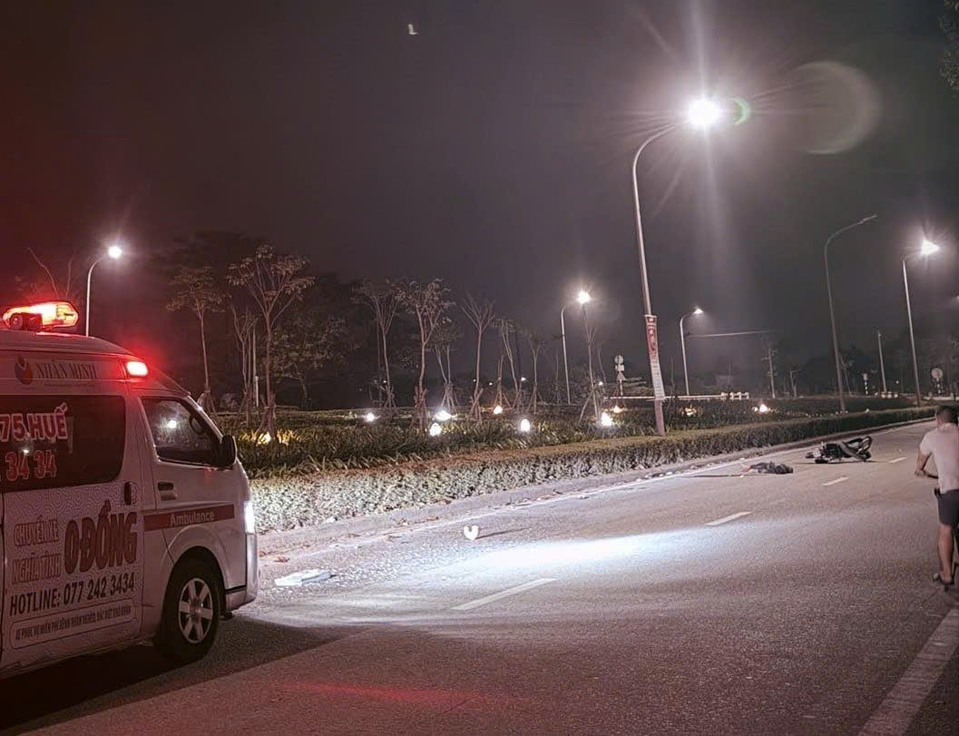 [VIDEO] Cam vụ việc xe máy kẹp 3 rồi vướng vào dải phân cách