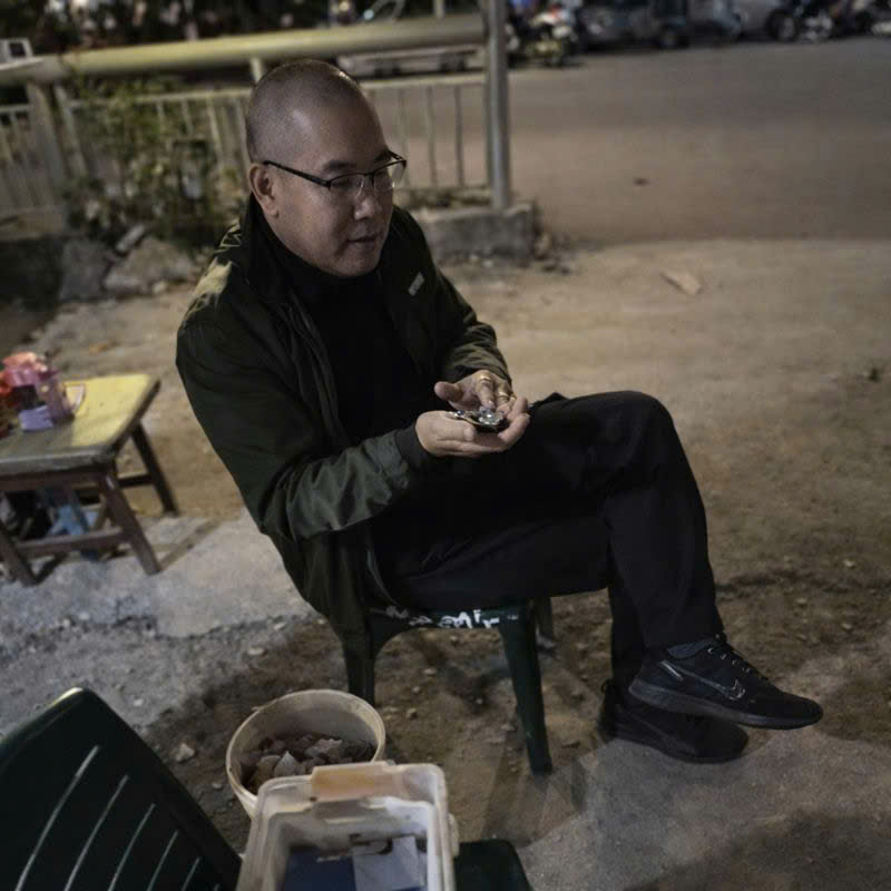 [VIDEO] Ông chú nhặt được chìa khóa xe rồi yêu cầu 2 cô gái trẻ phải chuộc khiến dân mạng bức xúc