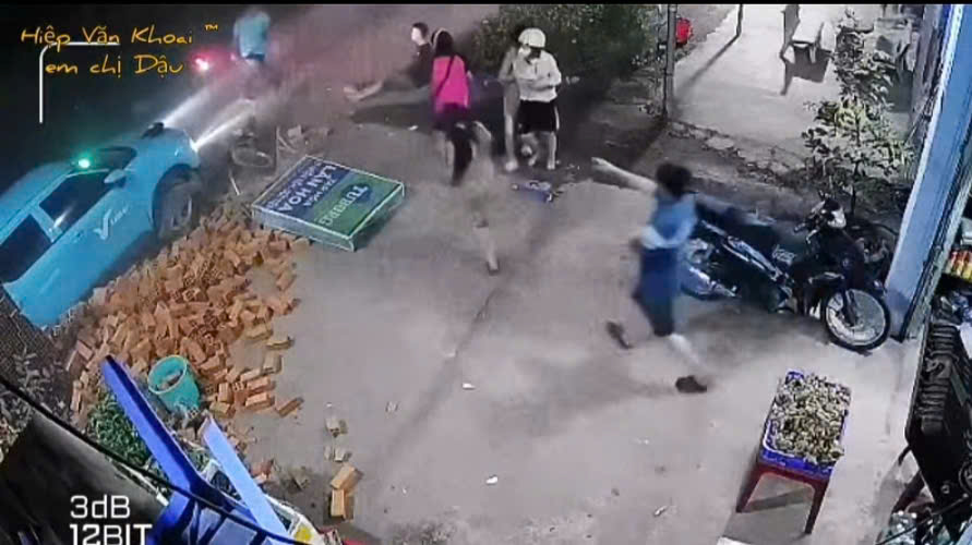 [VIDEO] Hành động khó hiểu của tài xế công nghệ sau va chạm khiến người xem bức xúc