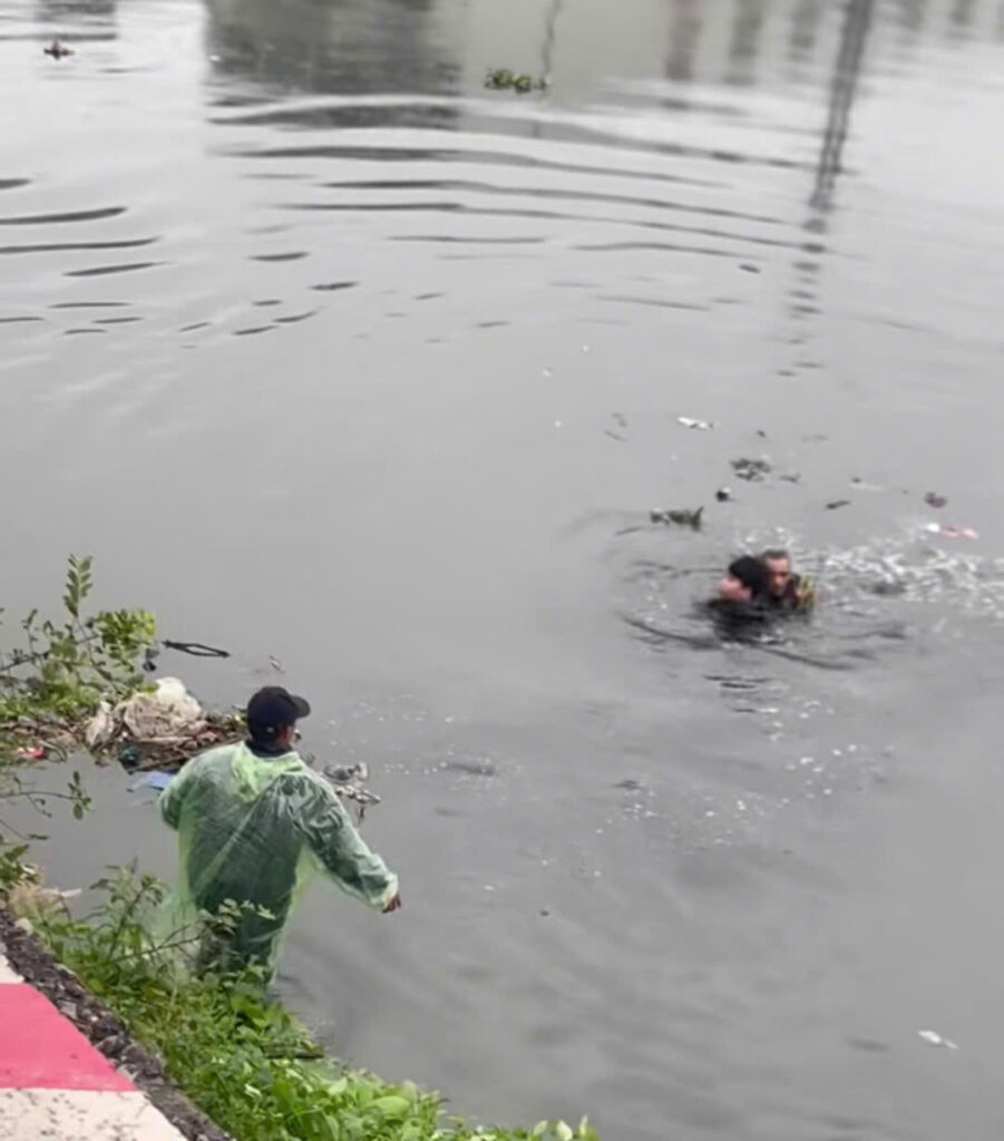 [VIDEO] Cảm động 2 vợ chồng thấy người đi xe máy gặp nạn rơi xuống sông không ngần ngại bơi ra ứng cứu