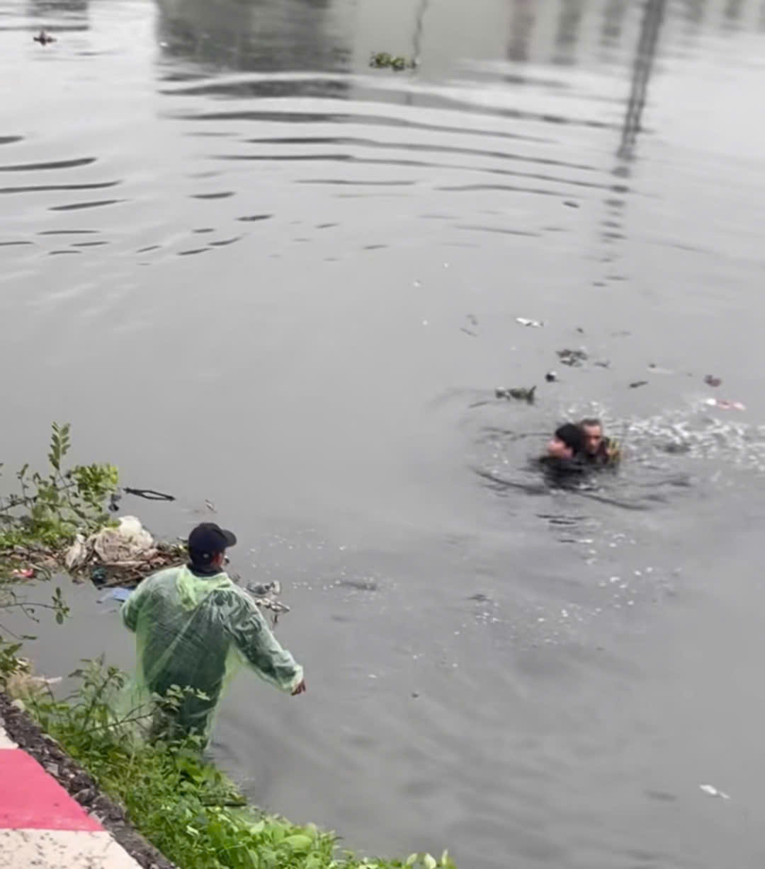 [VIDEO] Cảm động 2 vợ chồng thấy người đi xe máy gặp nạn rơi xuống sông không ngần ngại bơi ra ứng cứu