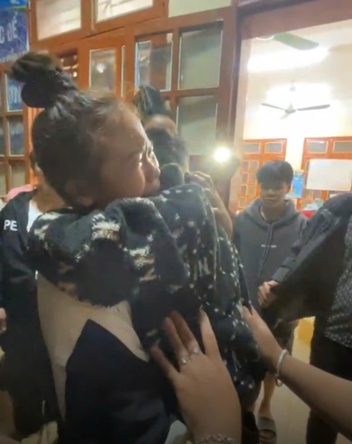 [VIDEO] Hiện trường vụ việc người mẹ tìm thấy con trong lớp học khóa trái cửa