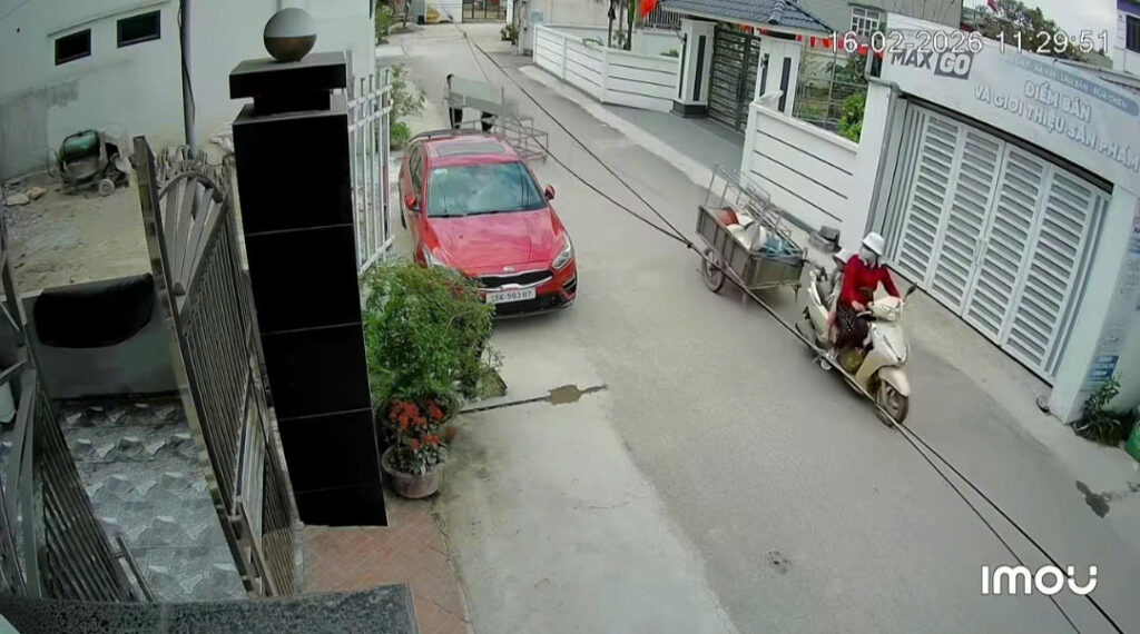[VIDEO] Chị gái đi xe máy dùng dây kéo kệ sắt quệt vào xe ô tô đậu ven đường và hành động sau đó