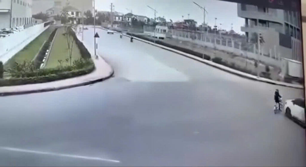 [VIDEO] Cam vụ việc Người phụ nữ bảo vệ đi làm bằng xe máy điện….