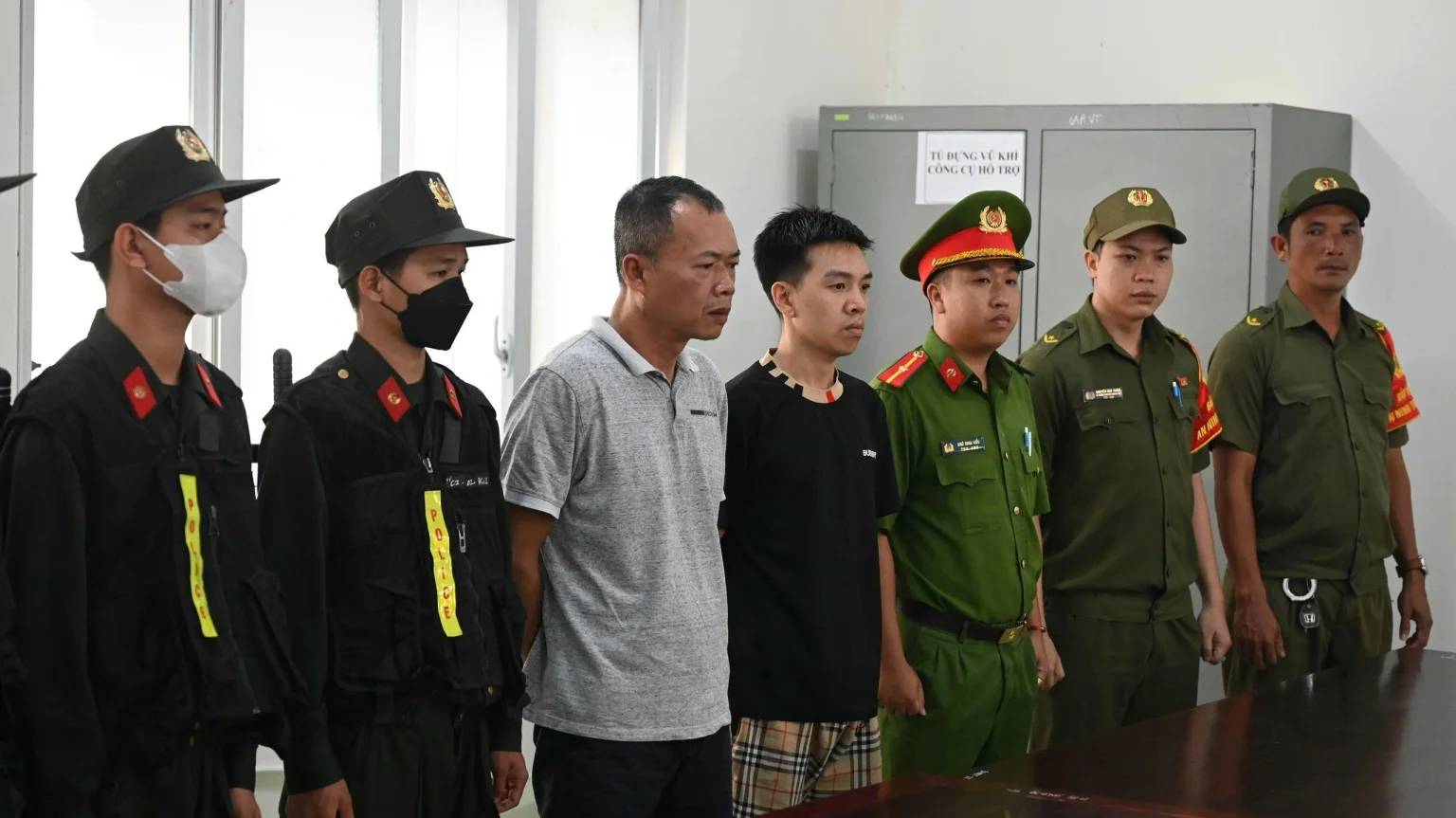 [VIDEO] Vụ chủ quán cơm d/ùng x/ẻ/ng tiếp du khách, cơ quan CSĐT Tạm giữ hình sự 2 người của quán cơm