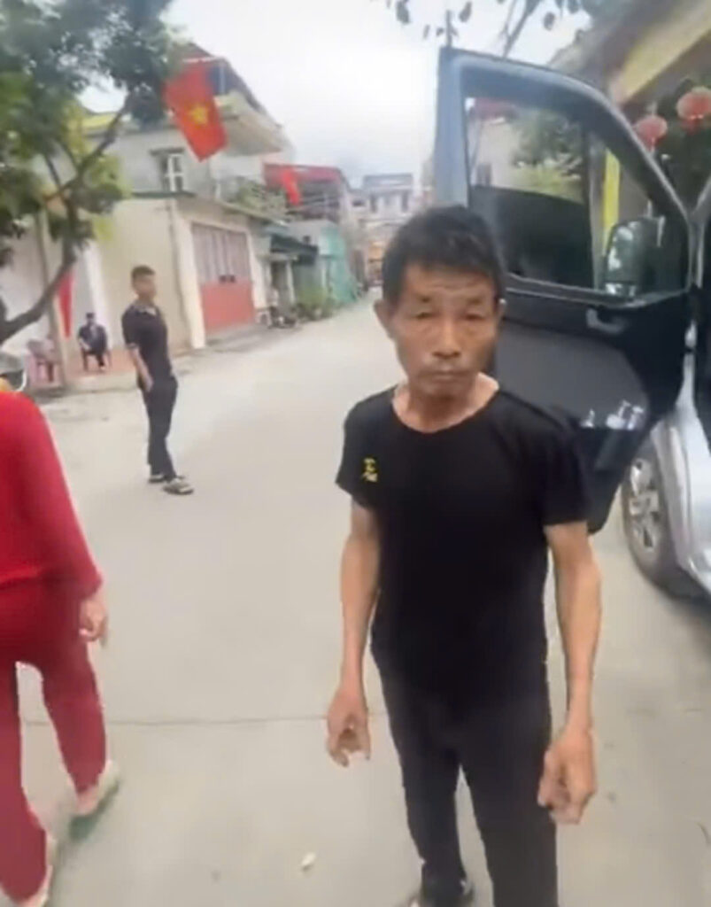 [VIDEO] Đỗ xe ở đường làng tài xế bức xúc khi có 2 người tự dưng ra chặn xe thu phí đỗ xe tại Vụ Bản