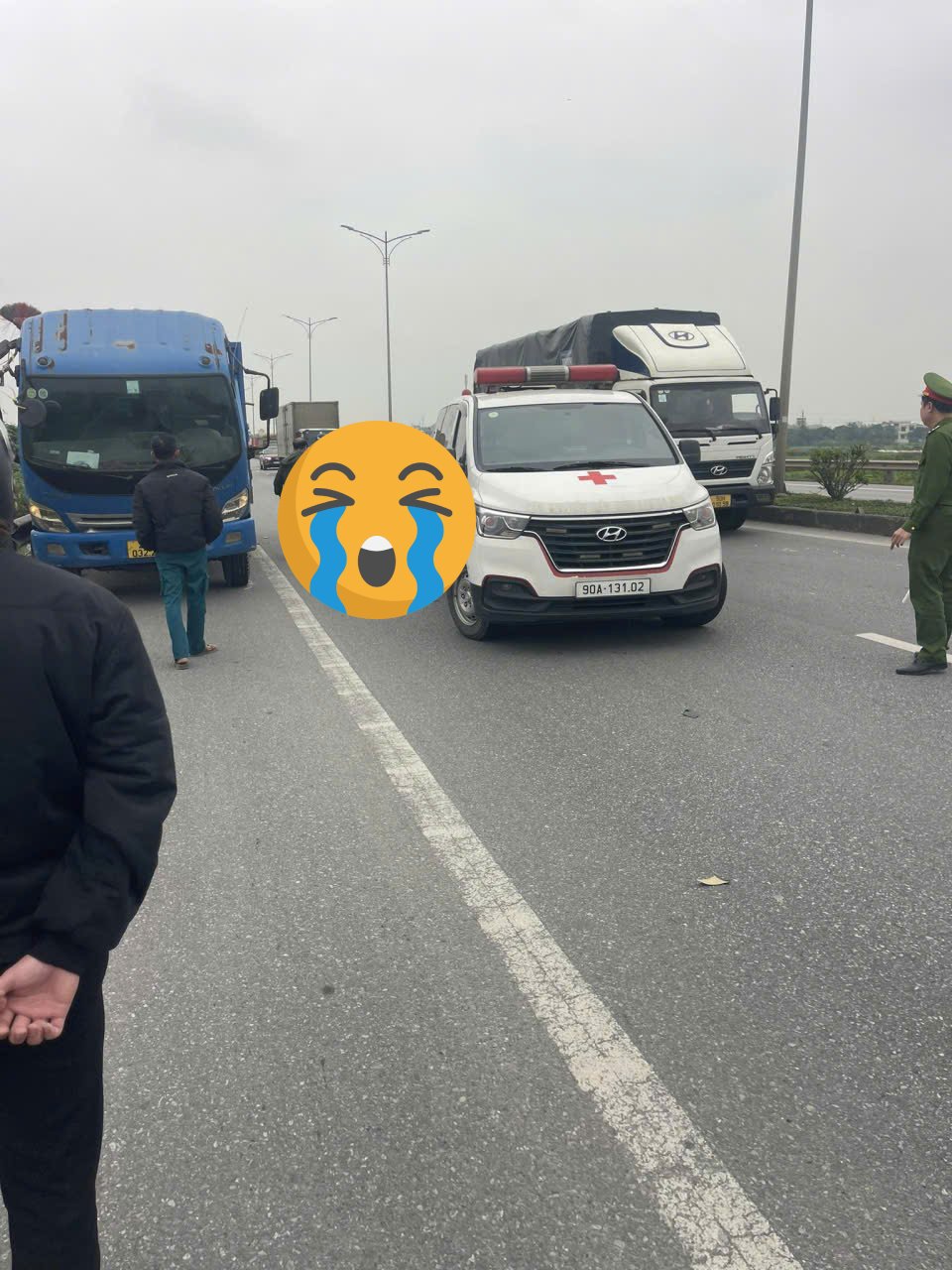 Hiện trường full vụ TNGT gần Bạch Mai 2, tìm người nhà của người đi xe máy