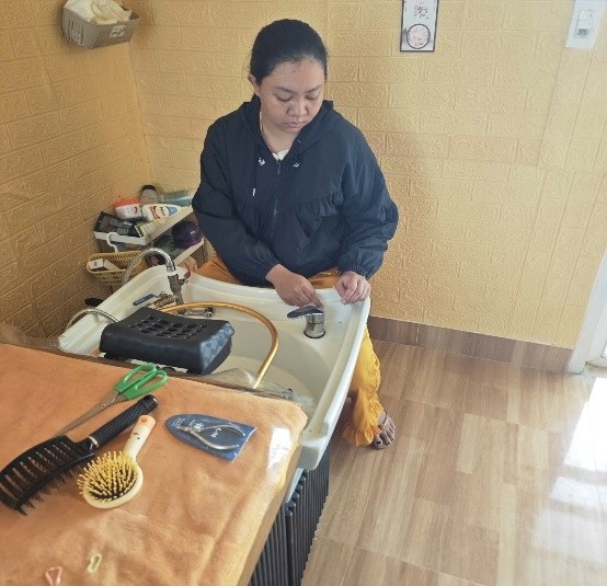 B/ắt gi/ữ chủ tiệm gội đầu nhiều lần dùng k;éo c;ắt tr;ộm dây vàng của khách trong lúc gội!