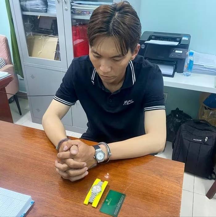 Mời bạn trai về nhà ăn uống, người phụ nữ mất đồng hồ Rolex hơn 274 triệu