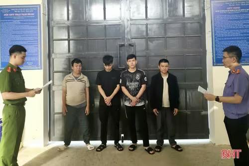 Nghi ngờ đối th:ủ gi:an l:ận khi chơi ‘b:a c:ây’, con b:ạc rủ nhau c/ướp lại tiền