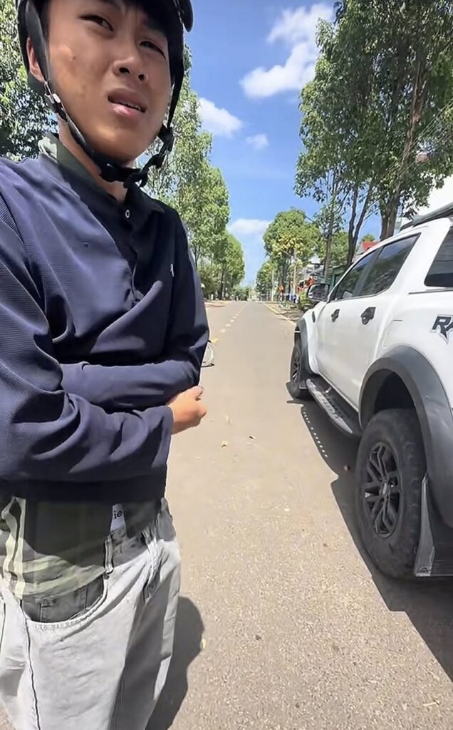 Va quẹt nhầm vào chiếc ô tô tiền tỷ, chàng trai trẻ đứng lặng người rồi khoanh tay xin lỗi và cái kết!