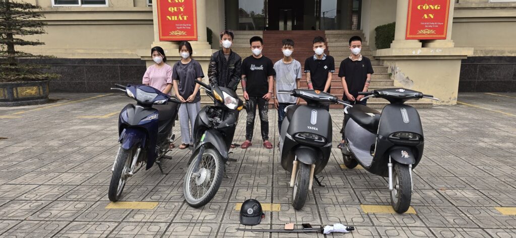 Công an xã Vĩnh Trụ lật tẩy chiêu trò nhóm Nam thanh Nữ tú rủ thanh niên từ Hà Nội về đi ăn rồi lấy đi chiếc xe máy