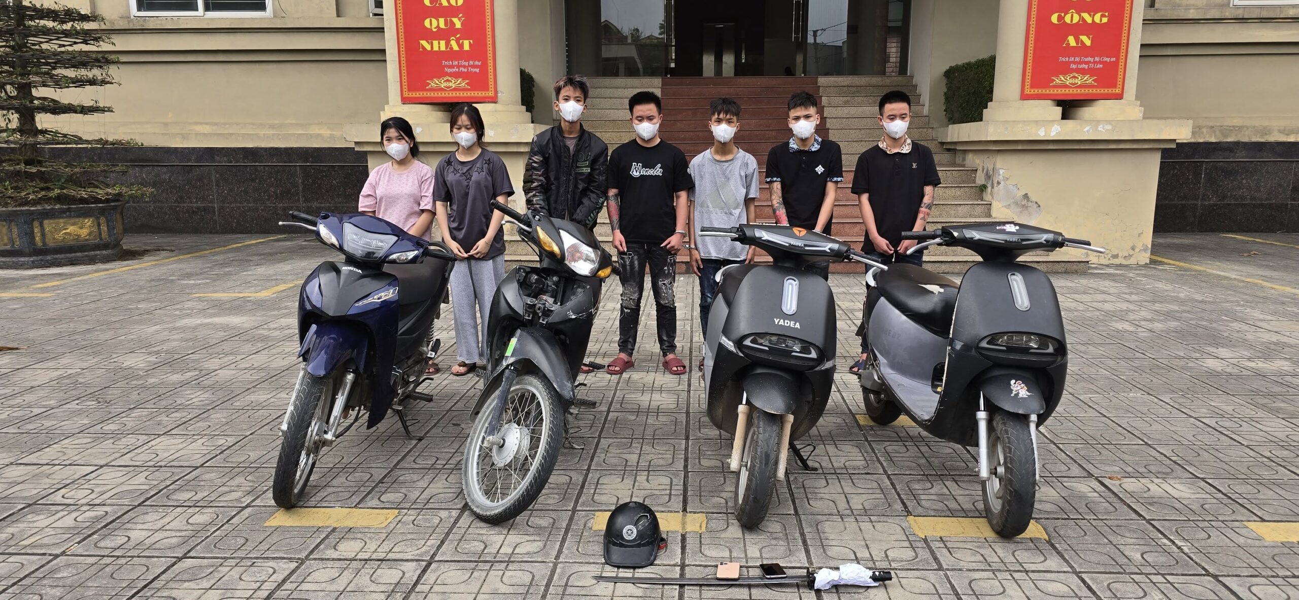 Công an xã Vĩnh Trụ lật tẩy chiêu trò nhóm Nam thanh Nữ tú rủ thanh niên từ Hà Nội về đi ăn rồi lấy đi chiếc xe máy