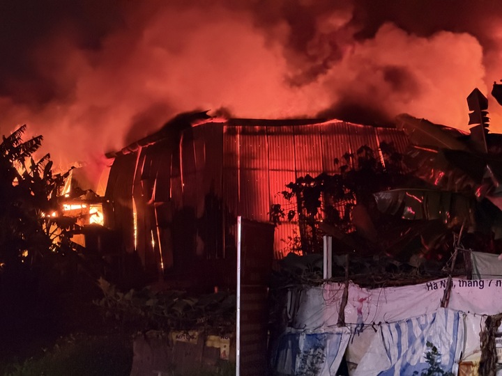 Hiện trường vụ ch:á:y dữ dội gần bệnh viện K Tân Triều (Hà Nội), nghẹn lòng ánh mắt ngóng tin người thân