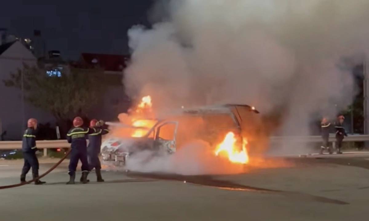 TPHCM: Ô tô đột ngột bốc cháy dữ dội trước khu chung cư